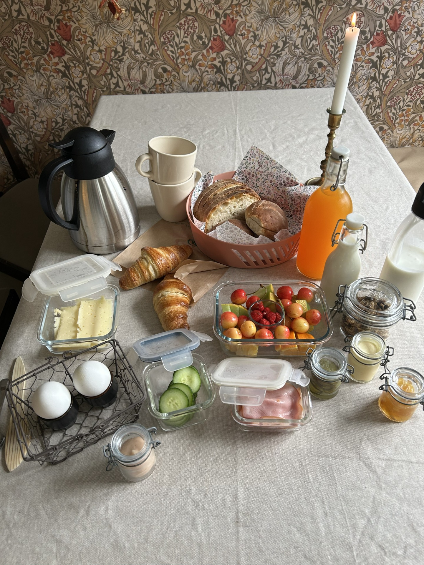 Vår uppskattade frukost med bl.a hembakt italienskt lantbröd och frasiga croissanter
